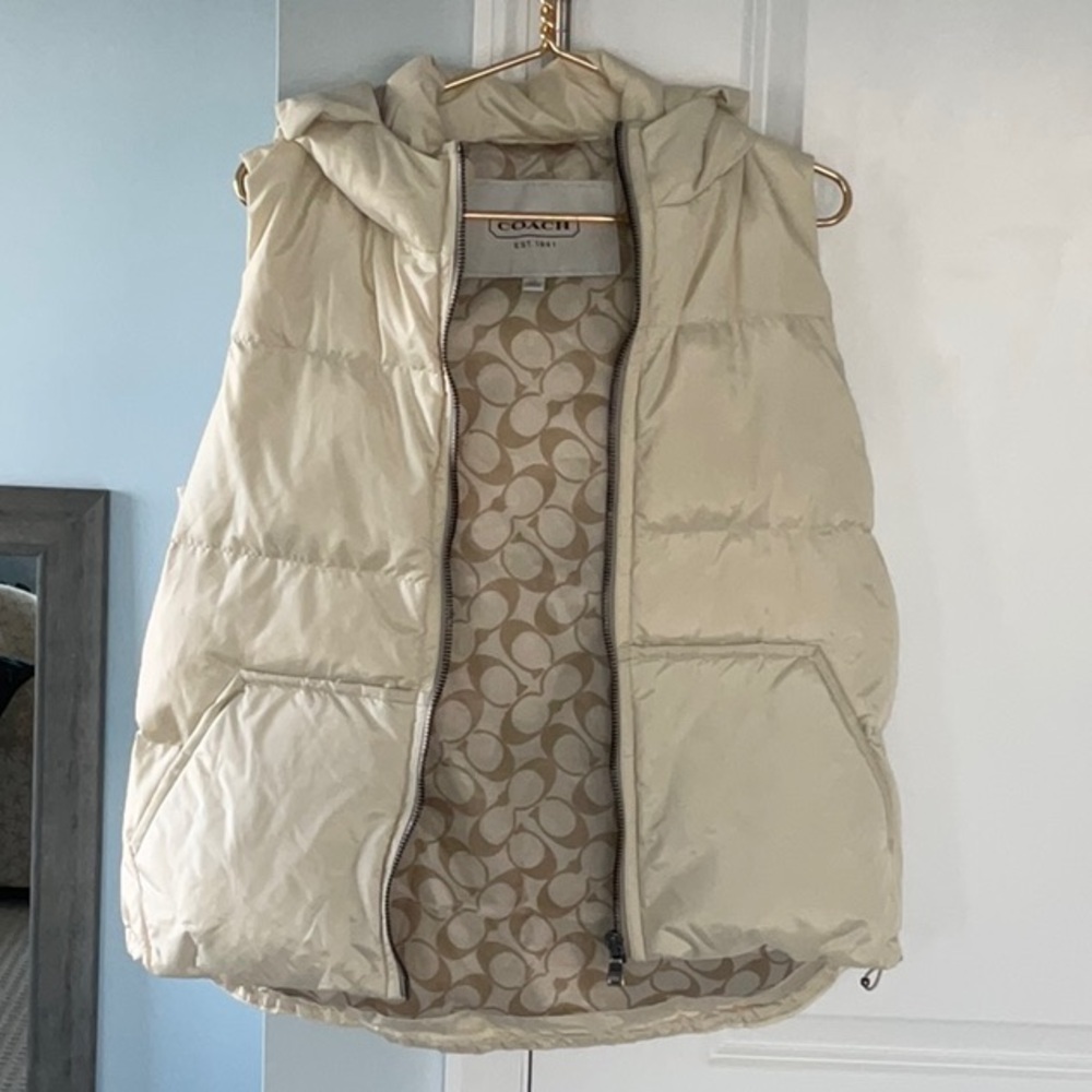 Coach puffer vest. Size large new without tags sensor still on it.